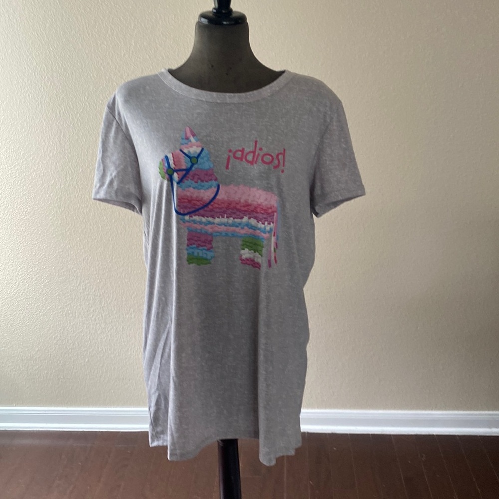 Lularoe Liv Tee size XL 

95% Polyester 
5% spandex
